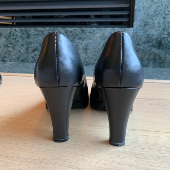 Aerosoles Black Pumps with Peekaboo Detail on Toes - Picture 2 of 4